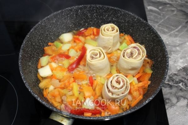 Гуль-ханум с фаршем на сковороде