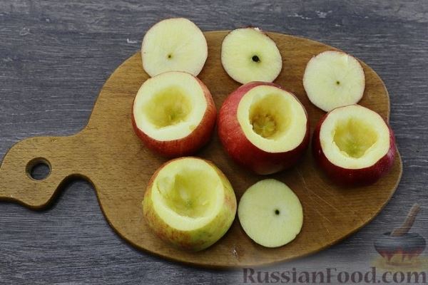 Яблоки, запечённые с клюквой, орехами и корицей