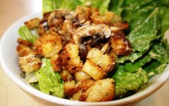 Классический салат «Цезарь» с курицей и сыром пармезан