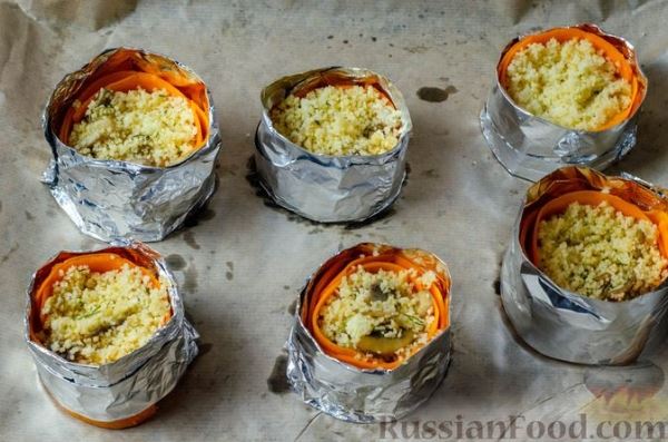 Корзинки из моркови и помидоров с кускусом и грибами (в духовке)