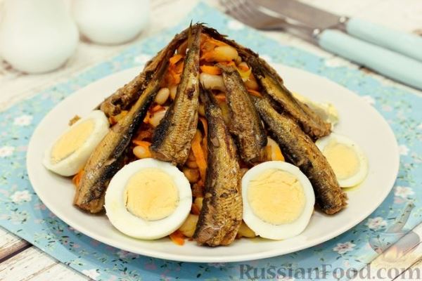 Салат с фасолью, морковью, шпротами и яйцами