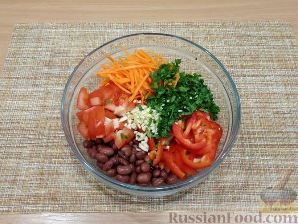 Салат с консервированной фасолью, перцем, морковью и помидором
