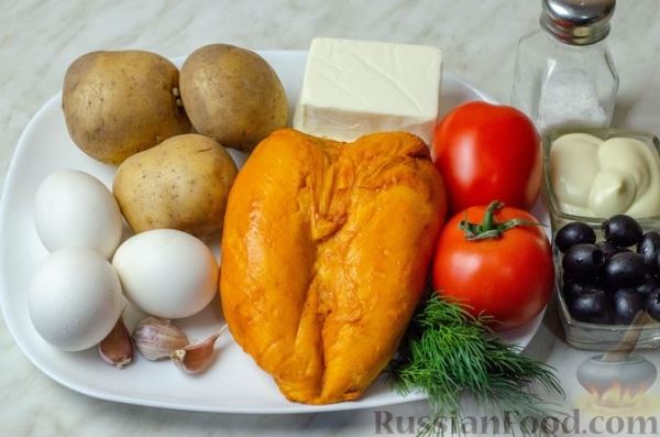 Салат с копчёной курицей, овощами, плавленым сыром, яйцами и маслинами