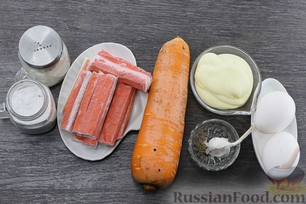 Салат с крабовыми палочками, свежей морковью, яйцами и чесноком