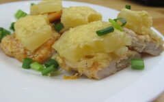 Салат с куриным филе, орехами и ананасом