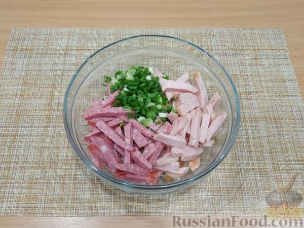 Салат с квашеной капустой и двумя видами колбасы