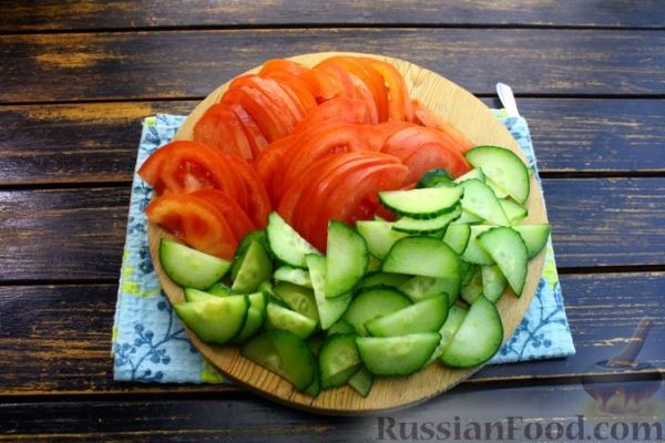 Салат с квашеной капустой, зелёным горошком, огурцом и помидором