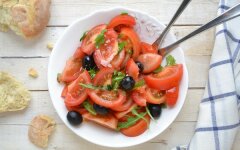 Салат с помидорами, фасолью и тунцом