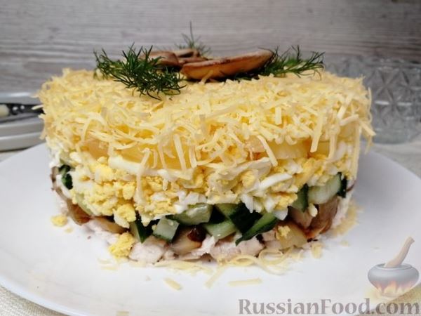 Слоёный салат с курицей, сыром, грибами и ананасами