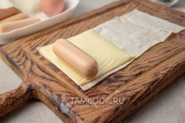 Сосиски с сыром в лаваше в духовке