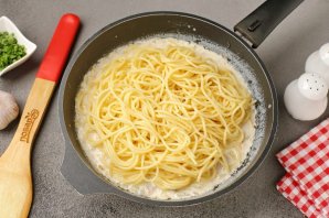 Спагетти с консервированным лососем в сливочном соусе