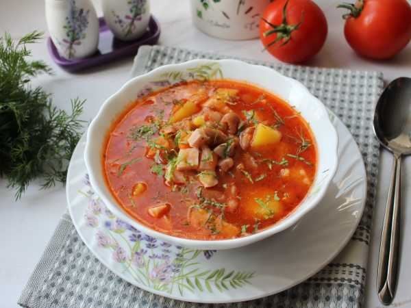 Суп с фасолью и колбасой