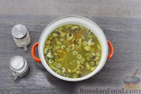Суп с рисовой лапшой и грибами