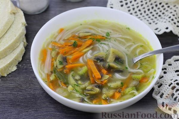 Суп с рисовой лапшой и грибами