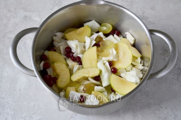 Капуста «Провансаль» с клюквой, виноградом и яблоками