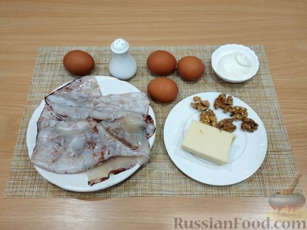 Салат с кальмарами, сыром, грецкими орехами и яйцами