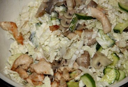Салат с куриной грудкой, пекинской капустой и грибами