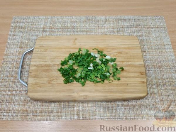 Салат с квашеной капустой и двумя видами колбасы