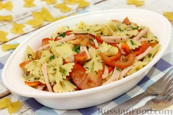Салат с макаронами, ветчиной, овощами и сыром
