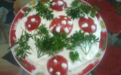 Слоеный салат «Восторг» с грибами и курицей