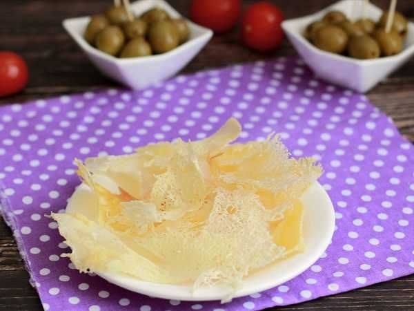 Сырные чипсы на сковороде (лепестки)