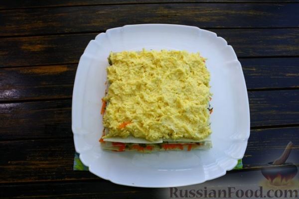 Закусочный торт из крабовых палочек с яйцами, морковью, маринованными огурцами и сыром