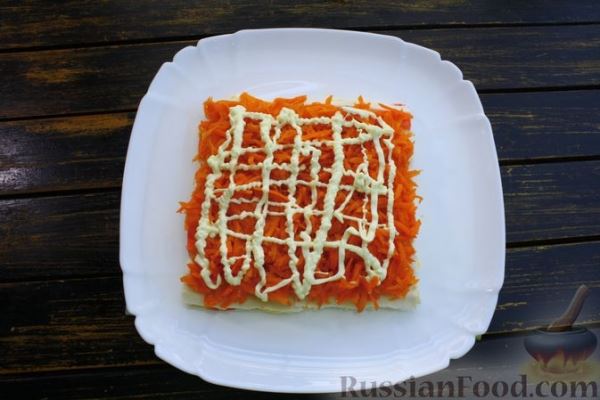 Закусочный торт из крабовых палочек с яйцами, морковью, маринованными огурцами и сыром
